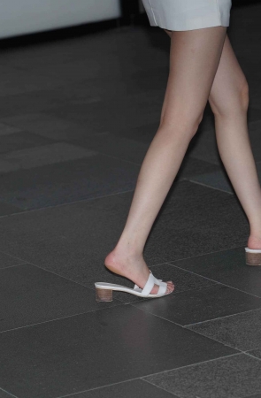 你喜欢她穿凉鞋还是穿高跟？