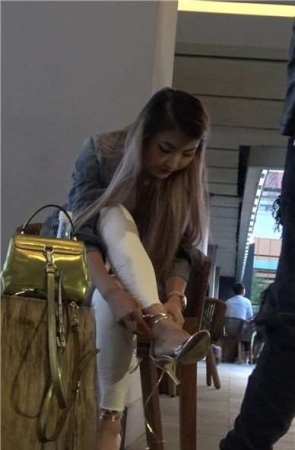 4k-极度紧绷白色牛仔裤美女 [1.89 GB]