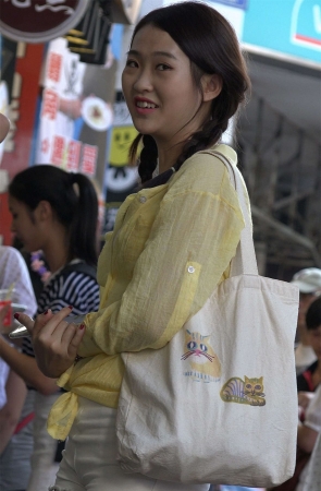 不是一般清纯可人的热裤妹子