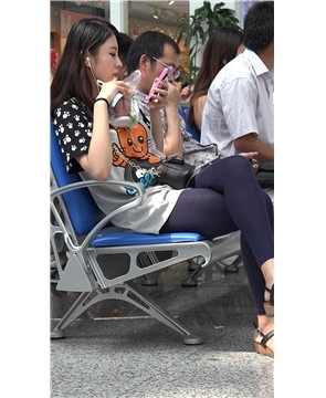 4k-高铁站一直玩手机的美女，干净的坡高跟玉足迷人。