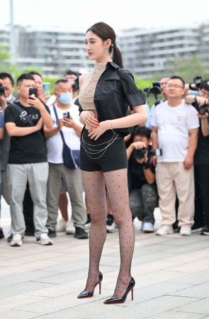 极品超级大长腿，斑点丝美女【图片➕视频】