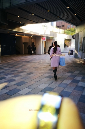 开豪车的时尚气质女郎