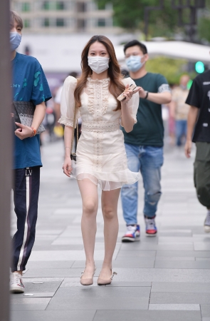 白皙美腿凉高跟美女