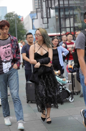 豪放的低胸妹子