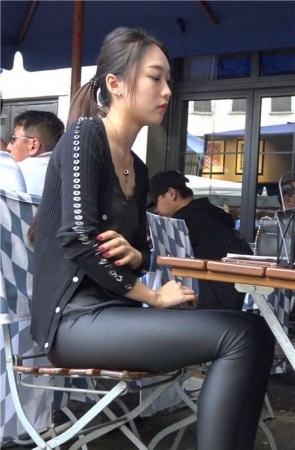 4k-黑色紧身皮裤气质马尾辫街拍美女第二集 [411 MB]