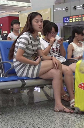 长发女孩候车时也不忘来一把美腿诱惑