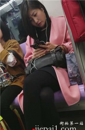 4k-地铁上拍摄颜值超高的长腿黑丝袜美眉。