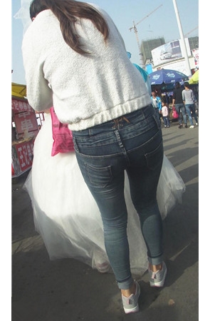 白衣牛仔紧身裤妹子