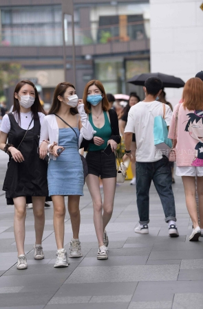 搭讪街拍苗条热牛小姐姐