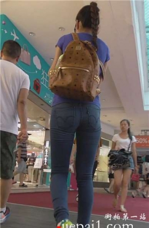 街拍麻花辫高挑细腿紧身蓝牛美女 [1.50 GB]