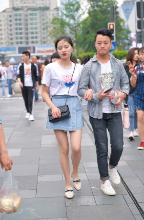 街拍牛仔短裙秀气少女