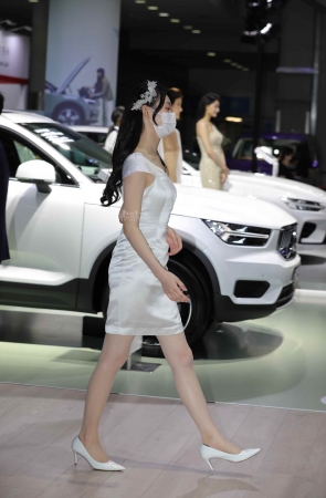 【街拍心灵】车展礼仪超薄肉丝街拍美腿高跟