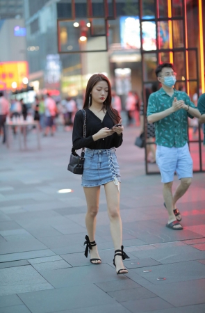 漂亮的牛仔裙小姐姐