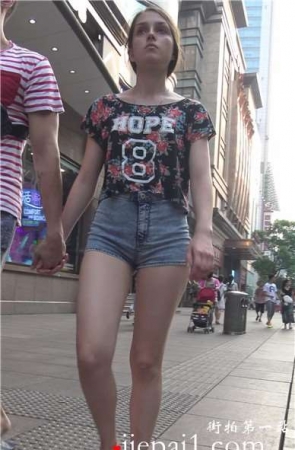 4k-街拍碎花衬衫热裤露PP的外国妞 [1.54 GB]