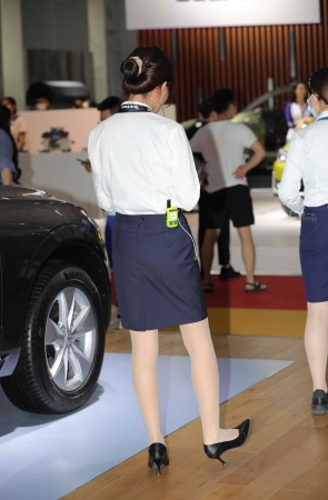 【街拍心灵】沃尔沃汽车销shou肉丝街拍高跟美腿