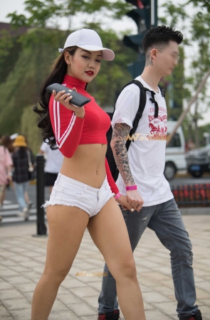 性感无比超短热裤美臀小野猫