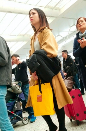 红色风衣黑丝美女