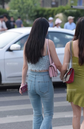 紧身牛字裤美女