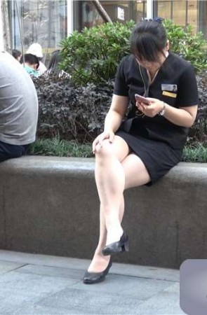 4k-花圃边玩手机凉丝足的制服街拍美女