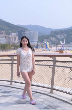 视觉冲击模拍摄影作品 海边丰腴的白色比基尼美女