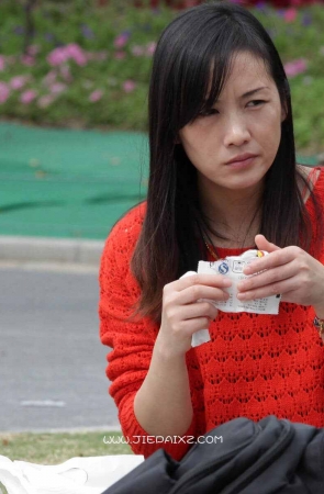 街拍黑丝气质红毛衣少妇