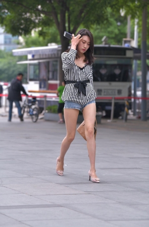 漂亮的摆拍小姐姐