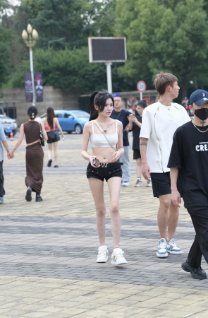 白皙美腿，夏日女孩