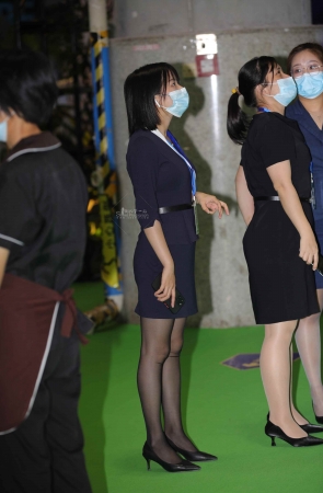 【街拍心灵】售楼处短发黑丝街拍制服美腿销 售