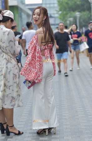 时尚一字肩白色喇叭裤美女