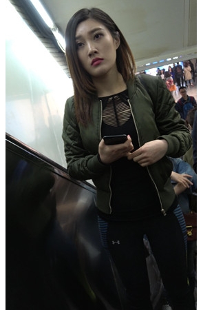 短发紧身裤小姐姐