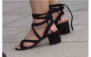 4K – 长裙，凉高，美足街拍美女在等公交 [1.88 GB/avi]