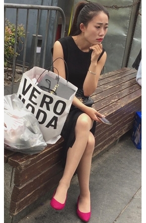 路边休息的粉鞋肉丝小姐姐[274M/MP4]