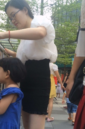 黑色高腰包臀裙白腿性感少妇