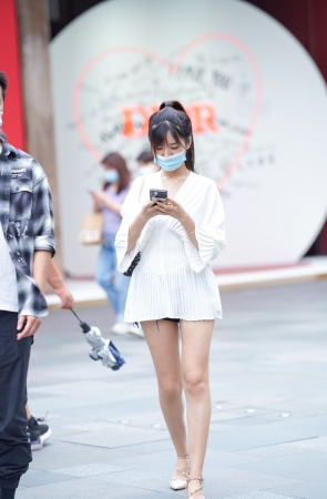 白花花的清秀美腿女孩