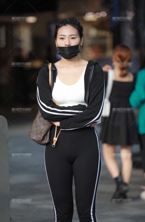 黑色紧身裤小姐姐