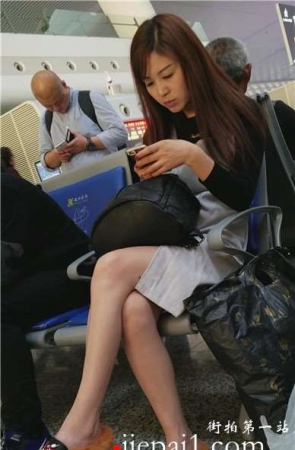 4k-高铁站候车室拍摄极品文静甜美小清新萝莉妹子