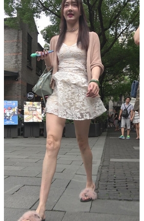 漂亮的白裙小仙女 [1.06G/MP4]