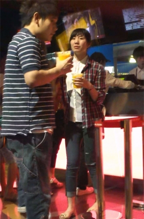 身穿超短裙的美女