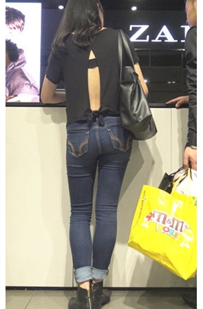 紧身牛仔长腿美女[1.4G/MP4]