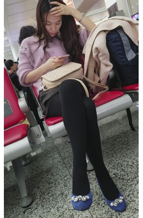 粉衣蓝鞋小姐姐