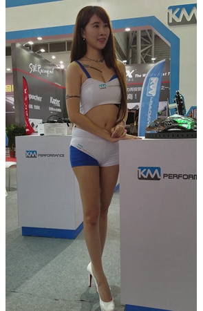 紧身短裤骆驼趾美女