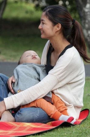 No108 大眼少妇叠趾美足，先丝后裸，最后表演擦脚底穿丝袜的精彩动作