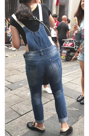 牛仔背带裤妹子