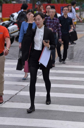 街拍厚黑丝OL气质美女