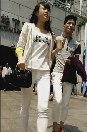 街拍红色高跟鞋苗条长腿紧身白裤美女 [750 MB]