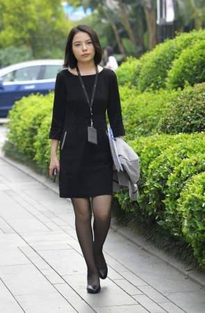 24429-6=78√街头偶遇黑丝通勤装小姐姐 15P