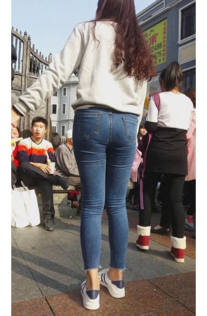 白衣牛仔裤美眉