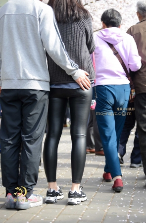 赏花的黑皮裤妹子—-（12P）