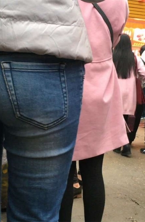 美女的圆臀紧身牛仔裤