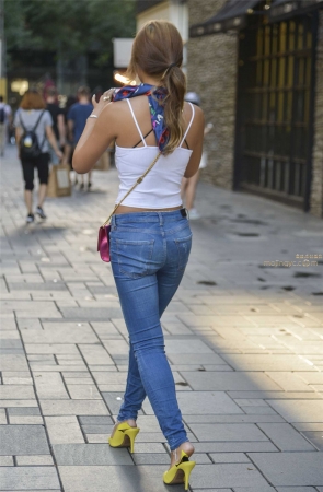 紧身牛仔裤，包裹出美丽性感浑圆臀部